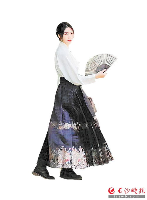 春節(jié)以來(lái), 新中式 服飾成交額同比增長(zhǎng)215 ,漢服品類(lèi)成交額同比增長(zhǎng)325