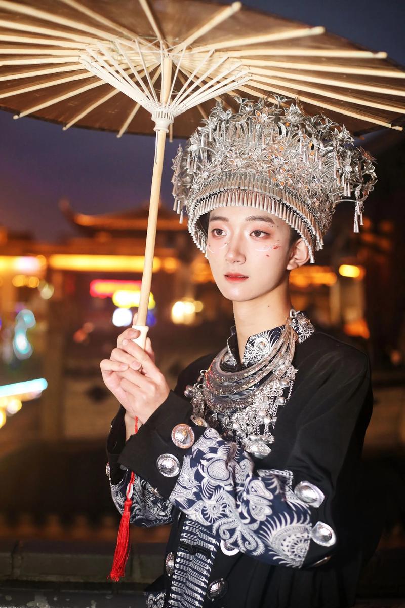 苗族服飾 男士的華服與女士的頭冠